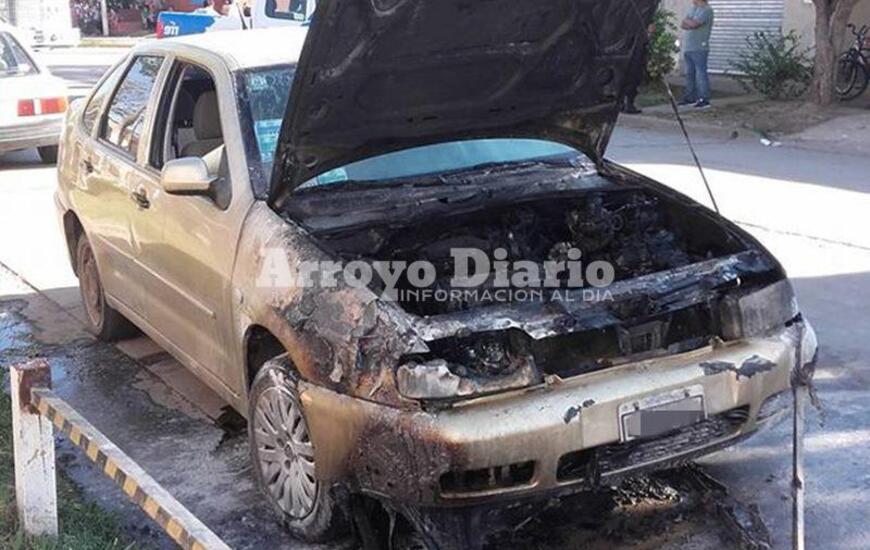 En el motor. El incendio se inició en el motor del auto de forma repentina.