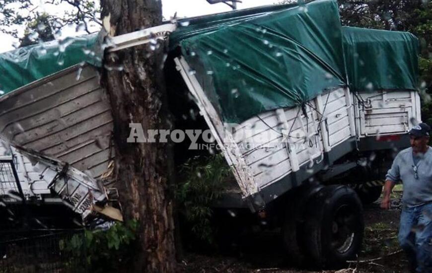 A metros del sem&aacute;foro. El accidente ocurri&oacute; a pocos metros del sem&aacute;foro ubicado en Ruta 21 y Lisandro de la Torre. Foto: Maximiliano Pascual