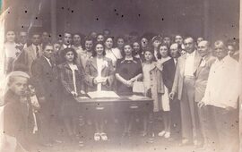 Un poco de historia. La firma del acta de inauguración de la Plaza en la Escuela N° 86.