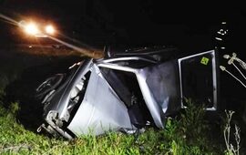 Imagen de Un muerto y dos heridos al volcar auto