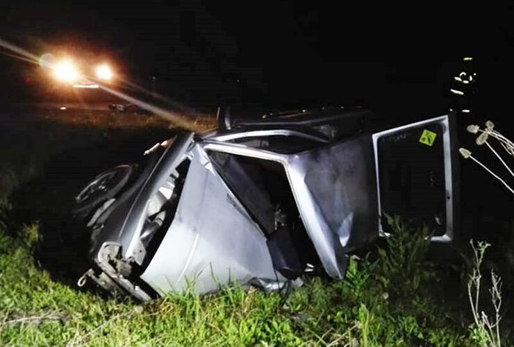 Imagen de Un muerto y dos heridos al volcar auto