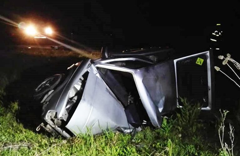 Imagen de Un muerto y dos heridos al volcar auto