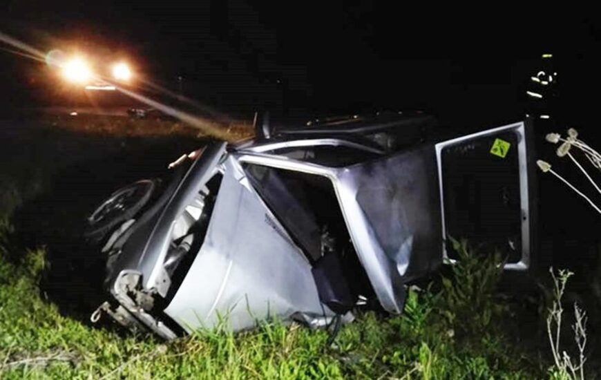 Imagen de Un muerto y dos heridos al volcar auto