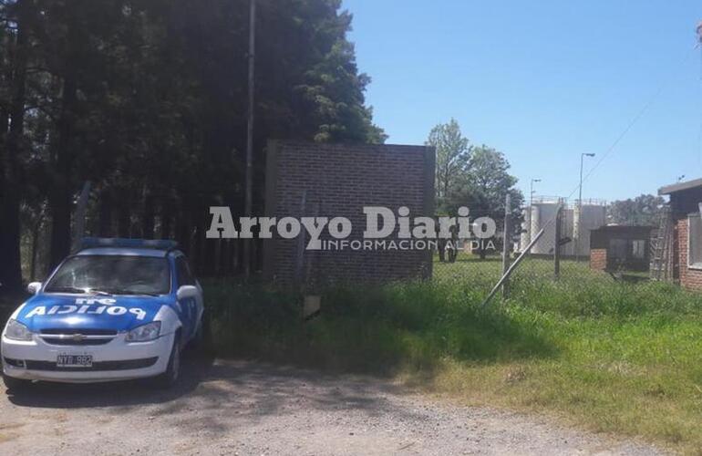 Con custodia. Personal policial se encuentra apostado en las puertas de la planta.