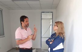 Esteban Ferri junto a la directora de la escuela María Teresa Frigeri.