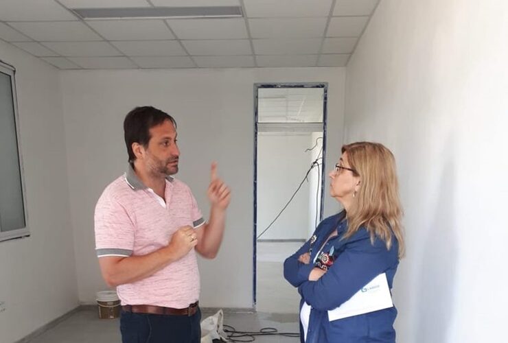 Esteban Ferri junto a la directora de la escuela María Teresa Frigeri.