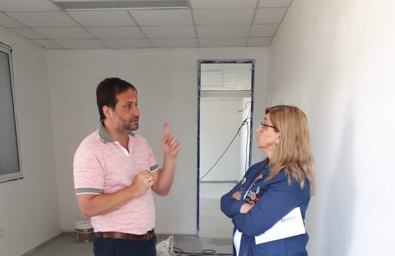 Esteban Ferri junto a la directora de la escuela María Teresa Frigeri.