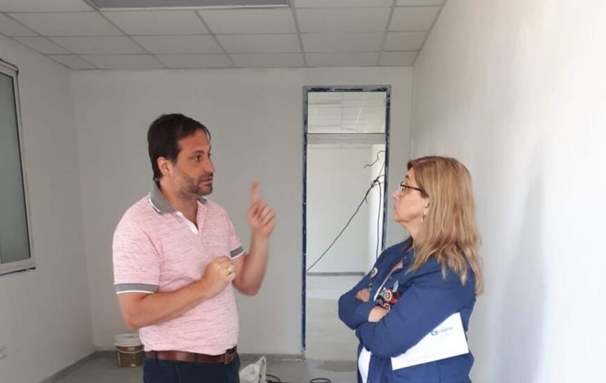 Esteban Ferri junto a la directora de la escuela Mar&iacute;a Teresa Frigeri.