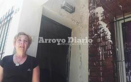 Indignación y dolor. La vecina entre lágrimas aseguró que no encuentra explicación para tremendo acto.