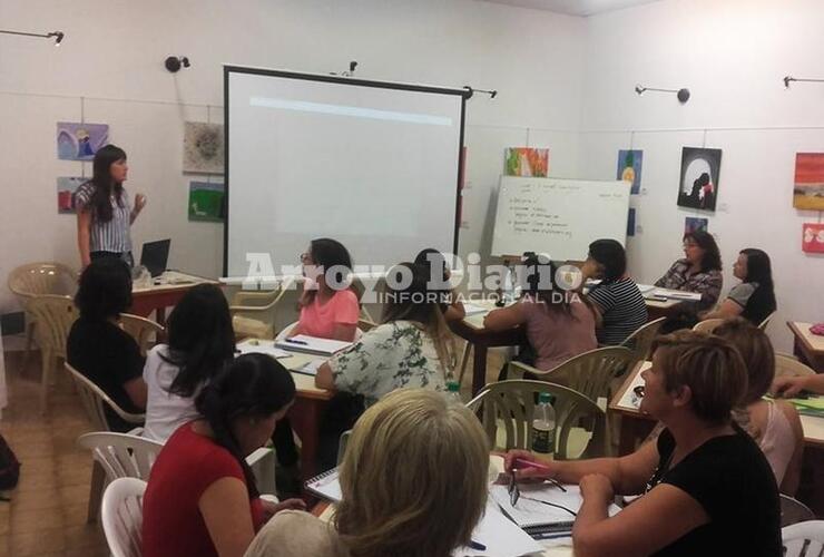 En la Sala Roberto Arlt. El dictado tiene lugar en las instalaciones de la Biblioteca.