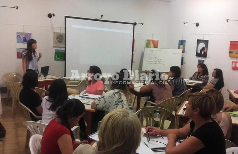 En la Sala Roberto Arlt. El dictado tiene lugar en las instalaciones de la Biblioteca.