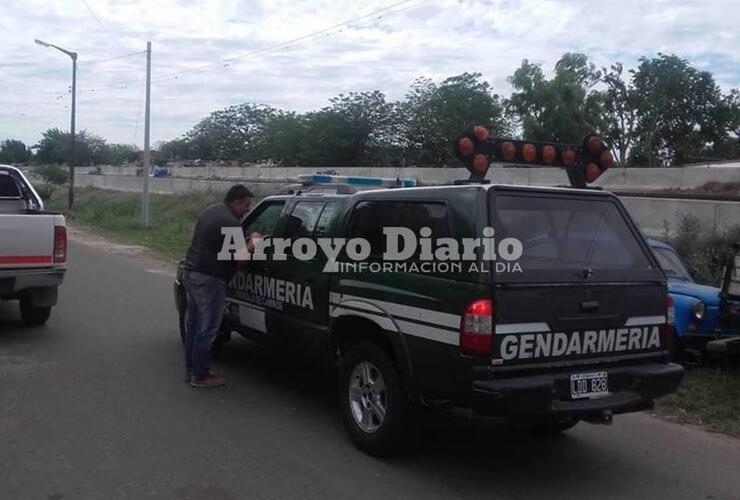 En el lugar. El Secretario de Gobierno Municipal entrevistándose con los agentes de la fuerza federal.