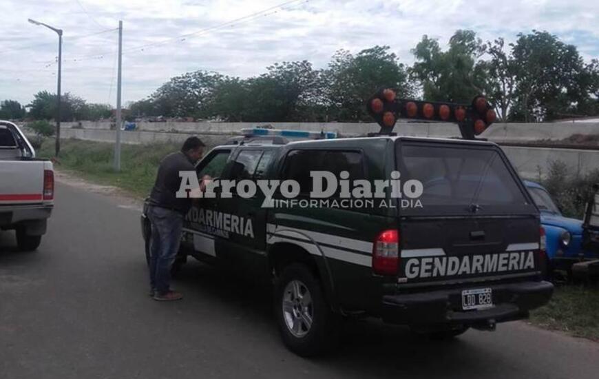 En el lugar. El Secretario de Gobierno Municipal entrevist&aacute;ndose con los agentes de la fuerza federal.