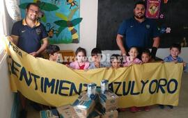 Acci&oacute;n Solidaria. Los integrantes de la Pe&ntilde;a junto a los ni&ntilde;os felices.