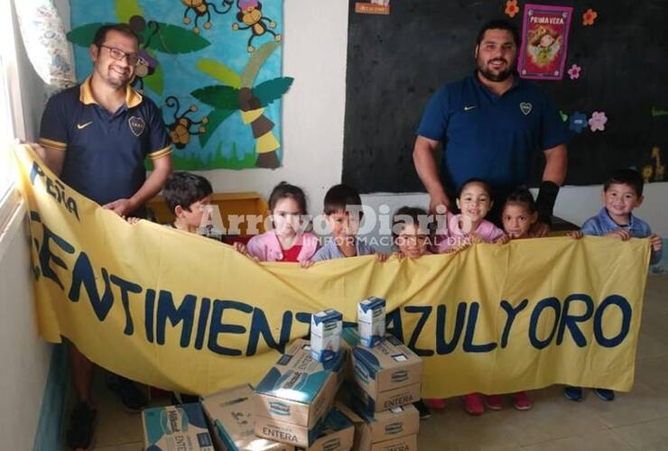 Acción Solidaria. Los integrantes de la Peña junto a los niños felices.