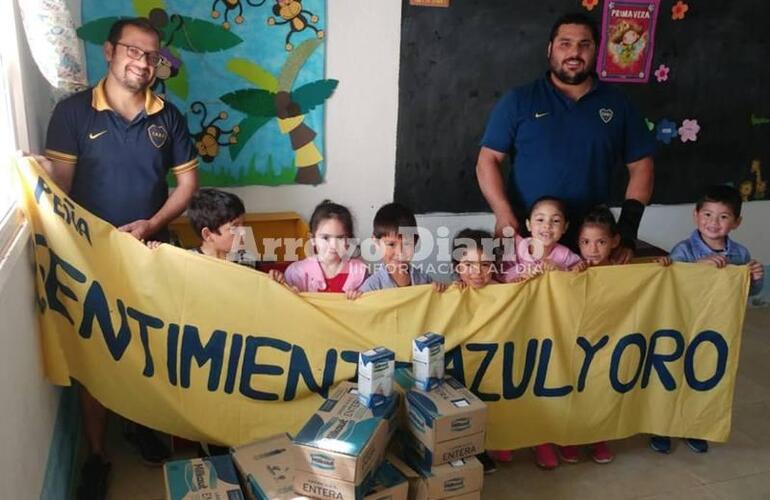 Acción Solidaria. Los integrantes de la Peña junto a los niños felices.