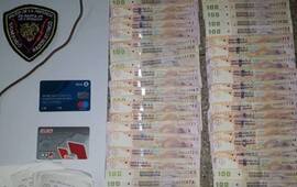 Lo incautado. El dinero y el material secuestrado a la "pescadora". Foto: Rosario3.com