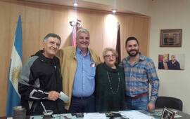 En el despacho del intendente. Allí fueron recibidos Sandra y Daniel en representación del grupo.