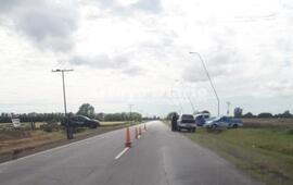 Esta mañana. El personal policial y los empleados comunales en plena tarea.