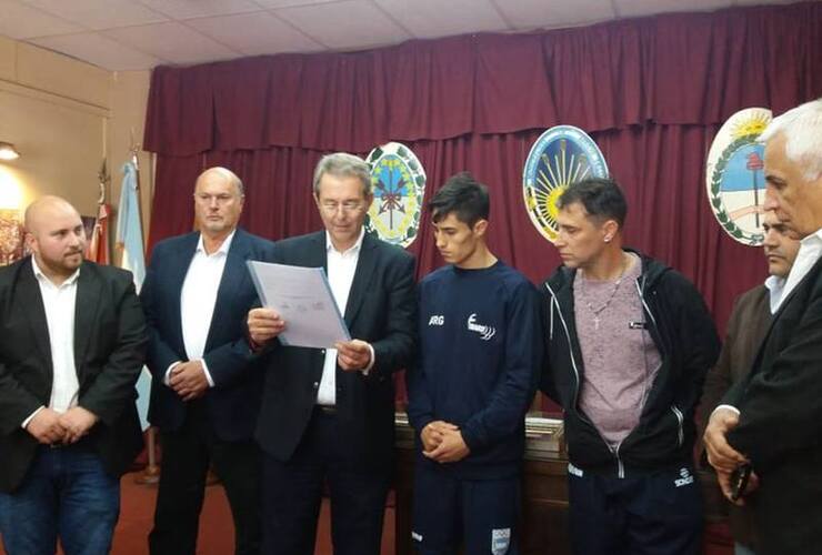 En la Sala de Sesiones. Momentos antes del inicio de la sesión ordinaria del día de hoy, se realizó el acto.