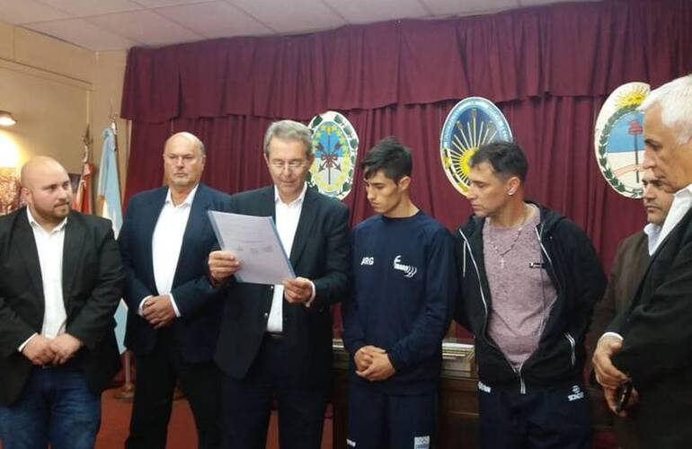 En la Sala de Sesiones. Momentos antes del inicio de la sesión ordinaria del día de hoy, se realizó el acto. En la Sala de Sesiones. Momentos antes del inicio de la sesión ordinaria del día de hoy, se realizó el acto.