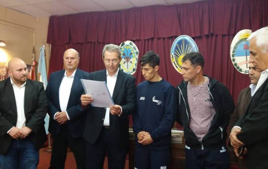 En la Sala de Sesiones. Momentos antes del inicio de la sesión ordinaria del día de hoy, se realizó el acto.