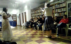 Imagen de �De amor y de verso�: Una obra teatral atrapante que us&oacute; a toda la biblioteca como escenario