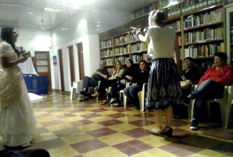 Imagen de De amor y de verso: Una obra teatral atrapante que usó a toda la biblioteca como escenario