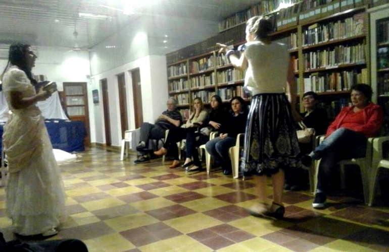 Imagen de De amor y de verso: Una obra teatral atrapante que usó a toda la biblioteca como escenario