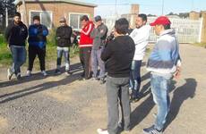 Foto: Empleados en las puertas de la f&aacute;brica. Archivo AD, septiembre 2018