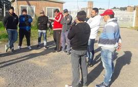Foto: Empleados en las puertas de la f&aacute;brica. Archivo AD, septiembre 2018