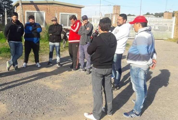 Foto: Empleados en las puertas de la fábrica. Archivo AD, septiembre 2018