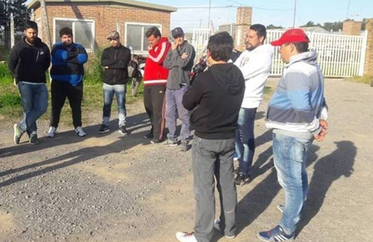 Foto: Empleados en las puertas de la fábrica. Archivo AD, septiembre 2018