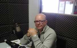 En la radio. Hugo Yeoman en los estudios de 106.9
