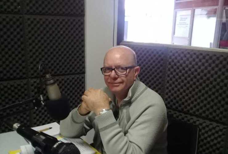 En la radio. Hugo Yeoman en los estudios de 106.9