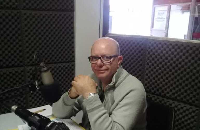 En la radio. Hugo Yeoman en los estudios de 106.9