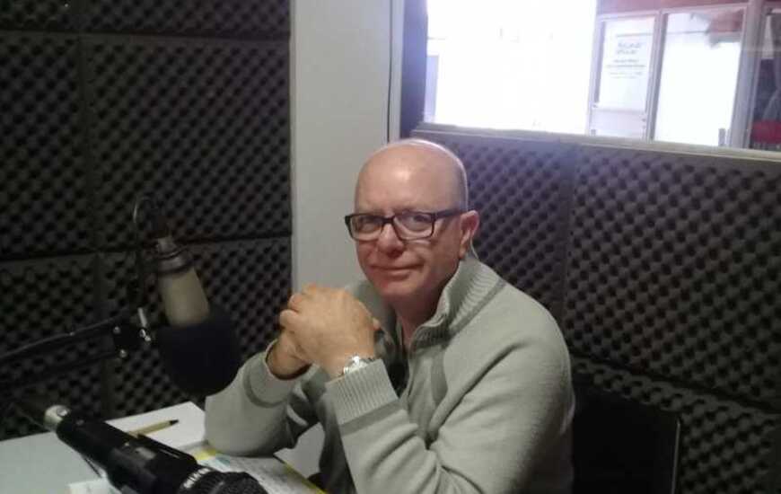 En la radio. Hugo Yeoman en los estudios de 106.9