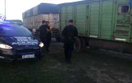 Inspectores y polic&iacute;a en el lugar del procedimiento en el d&iacute;a de ayer.