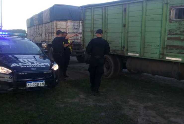 Inspectores y policía en el lugar del procedimiento en el día de ayer.