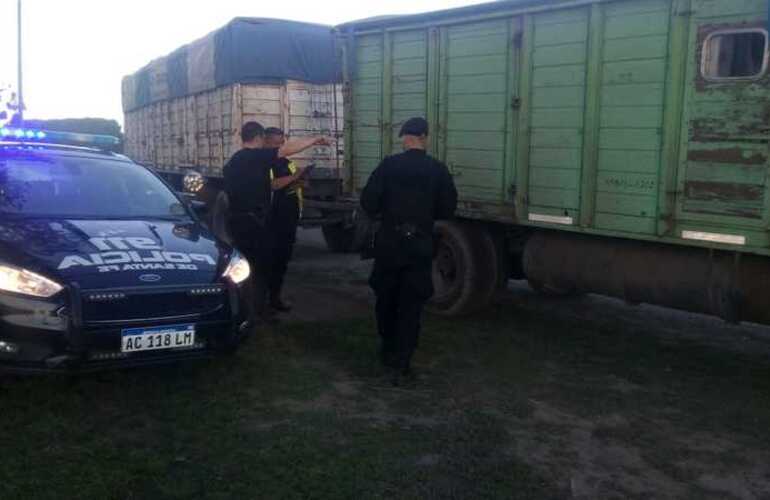 Inspectores y policía en el lugar del procedimiento en el día de ayer.