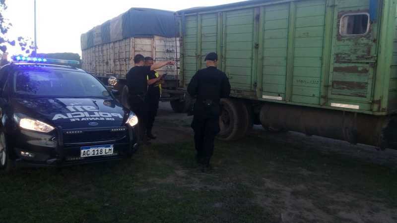 Inspectores y polic&iacute;a en el lugar del procedimiento en el d&iacute;a de ayer.