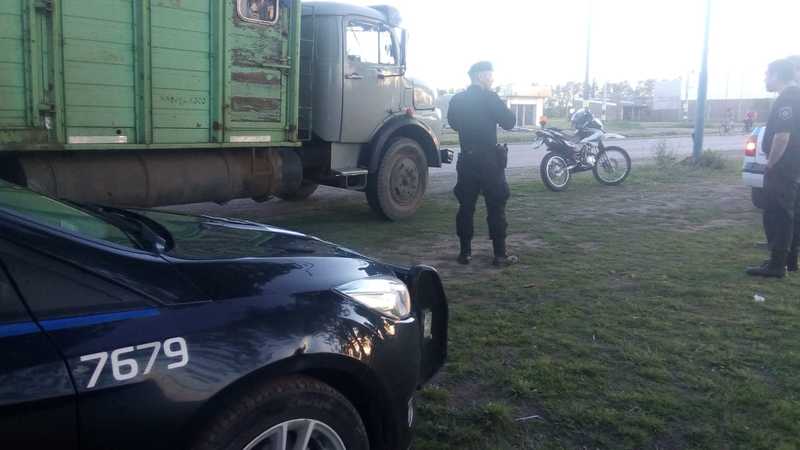 Inspectores y policía en el lugar del procedimiento en el día de ayer.