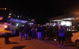 En las puertas del predio. Una de las im&aacute;genes de anoche frente a Central, acceso autopista.