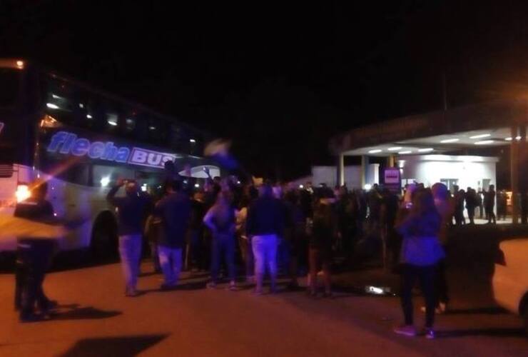 En las puertas del predio. Una de las imágenes de anoche frente a Central, acceso autopista.