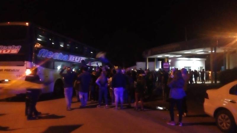 En las puertas del predio. Una de las im&aacute;genes de anoche frente a Central, acceso autopista.