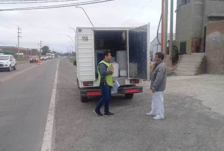 En el lugar. Personal de Bromatología local a cargo de controles de rutina.
