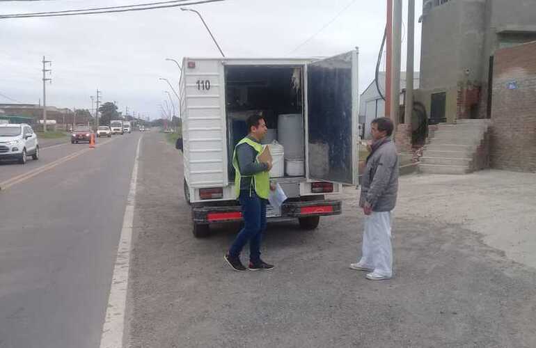 En el lugar. Personal de Bromatología local a cargo de controles de rutina.