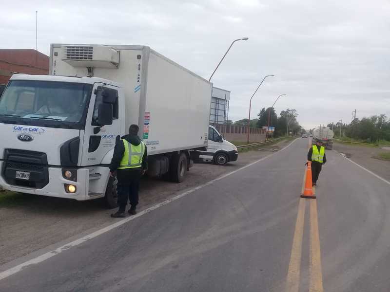 En el lugar. Personal de Bromatología local a cargo de controles de rutina.
