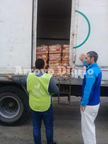 En el lugar. Personal de Bromatología local a cargo de controles de rutina.