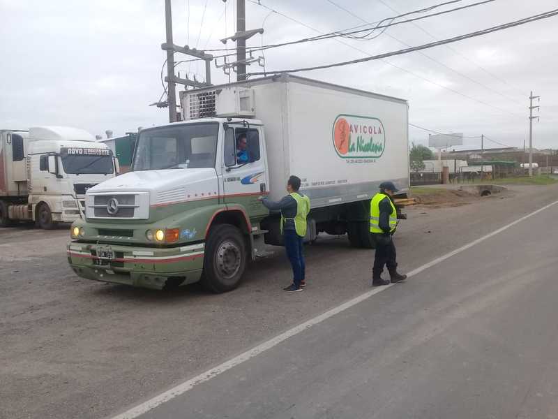 En el lugar. Personal de Bromatología local a cargo de controles de rutina.